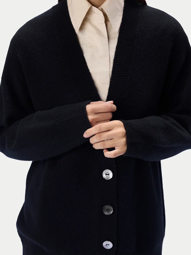 Kaschmir-Strickjacke mit lockerer Passform und V-Ausschnitt