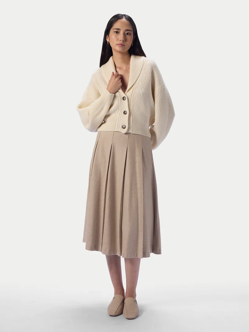 Kurze Kaschmir-Strickjacke mit Schalkragen
