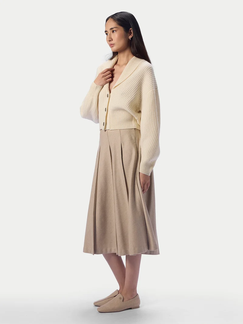 Kurze Kaschmir-Strickjacke mit Schalkragen