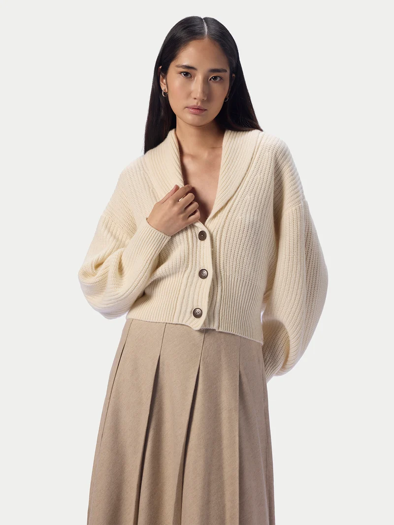 Kurze Kaschmir-Strickjacke mit Schalkragen