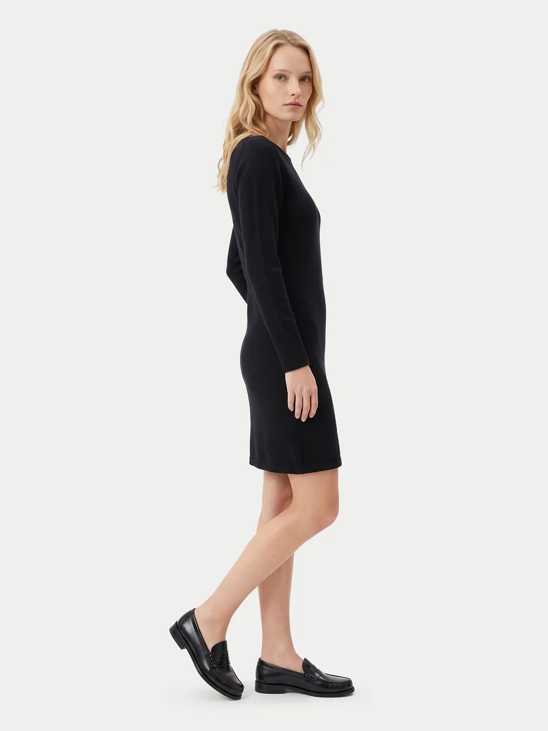 Geripptes Kaschmir-Kleid mit U-Boot-Ausschnitt