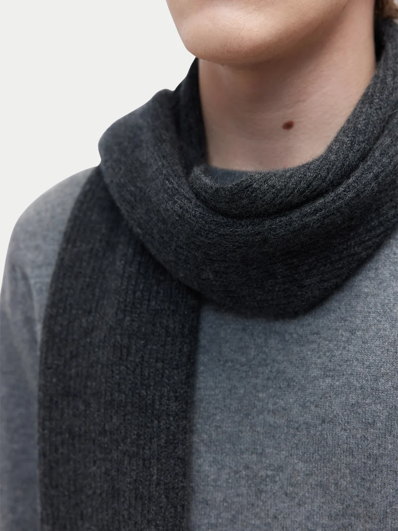Schal mit Patentmuster