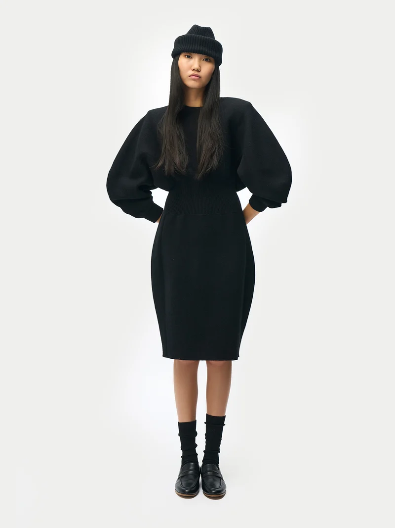 Kaschmir-Kleid mit skulpturaler Silhouette