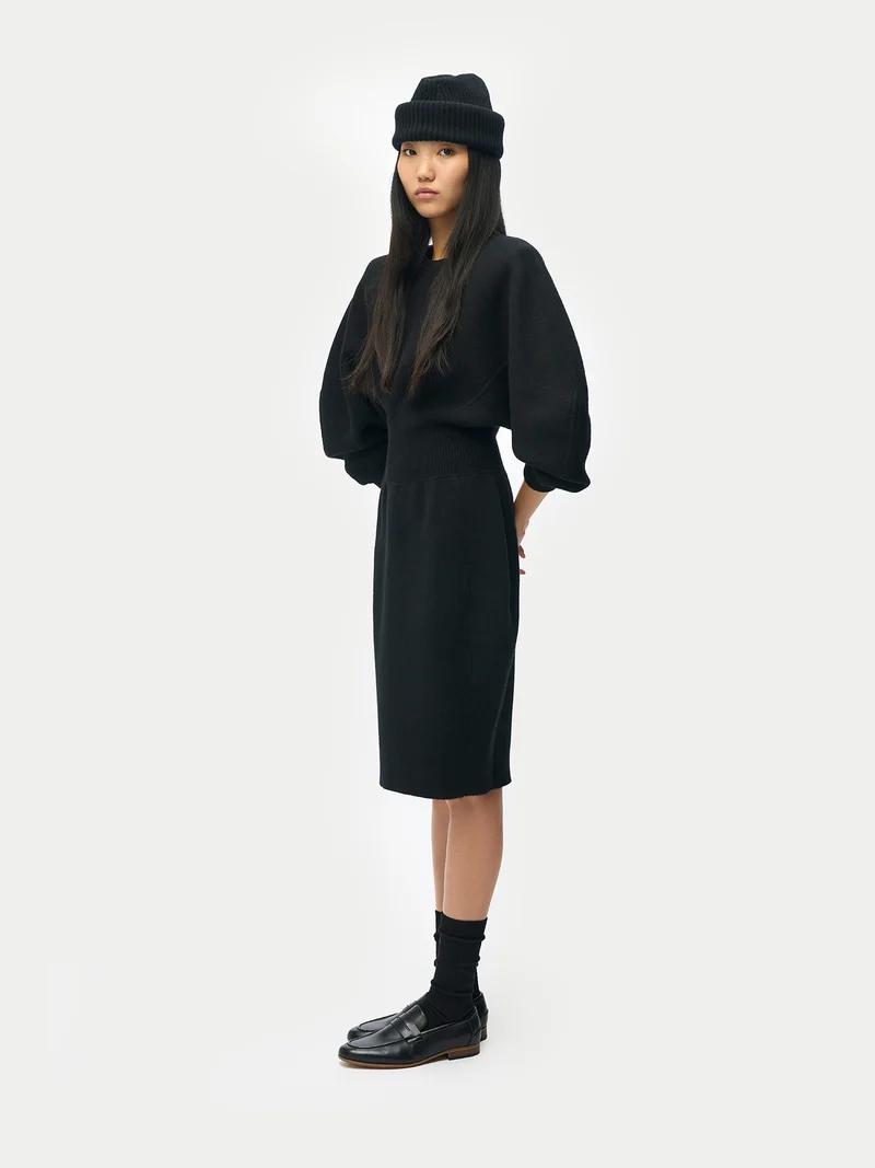 Kaschmir-Kleid mit skulpturaler Silhouette