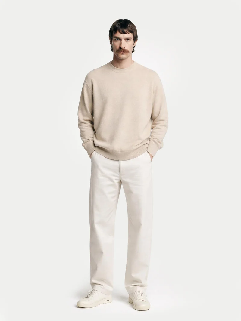 Naturfarbener Basic Kaschmirpullover mit R-Ausschnitt