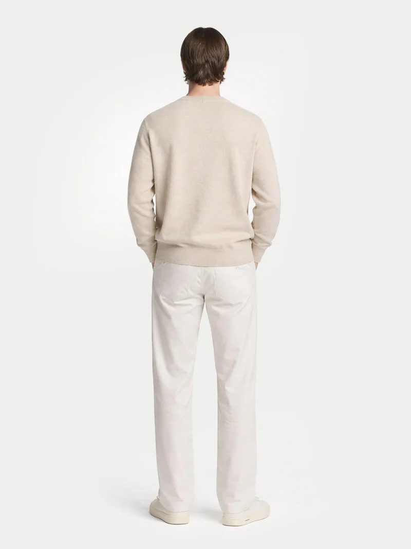 Naturfarbener Basic Kaschmirpullover mit R-Ausschnitt