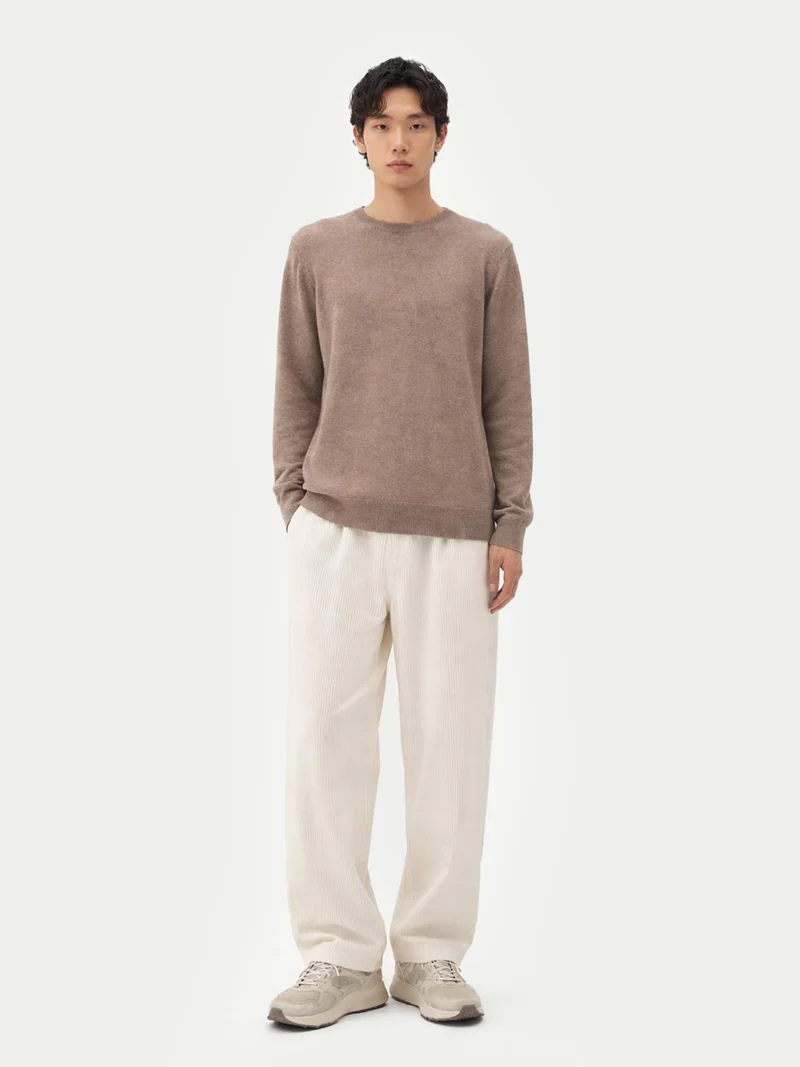 Naturfarbener Basic Kaschmirpullover mit R-Ausschnitt