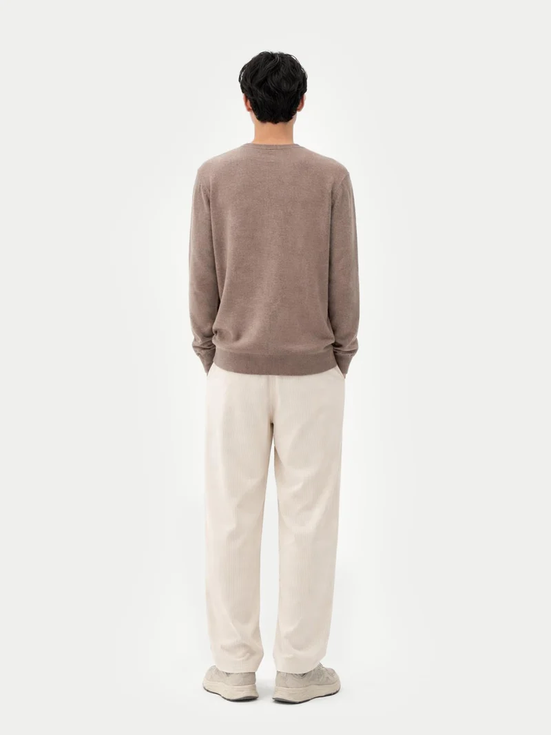 Naturfarbener Basic Kaschmirpullover mit R-Ausschnitt