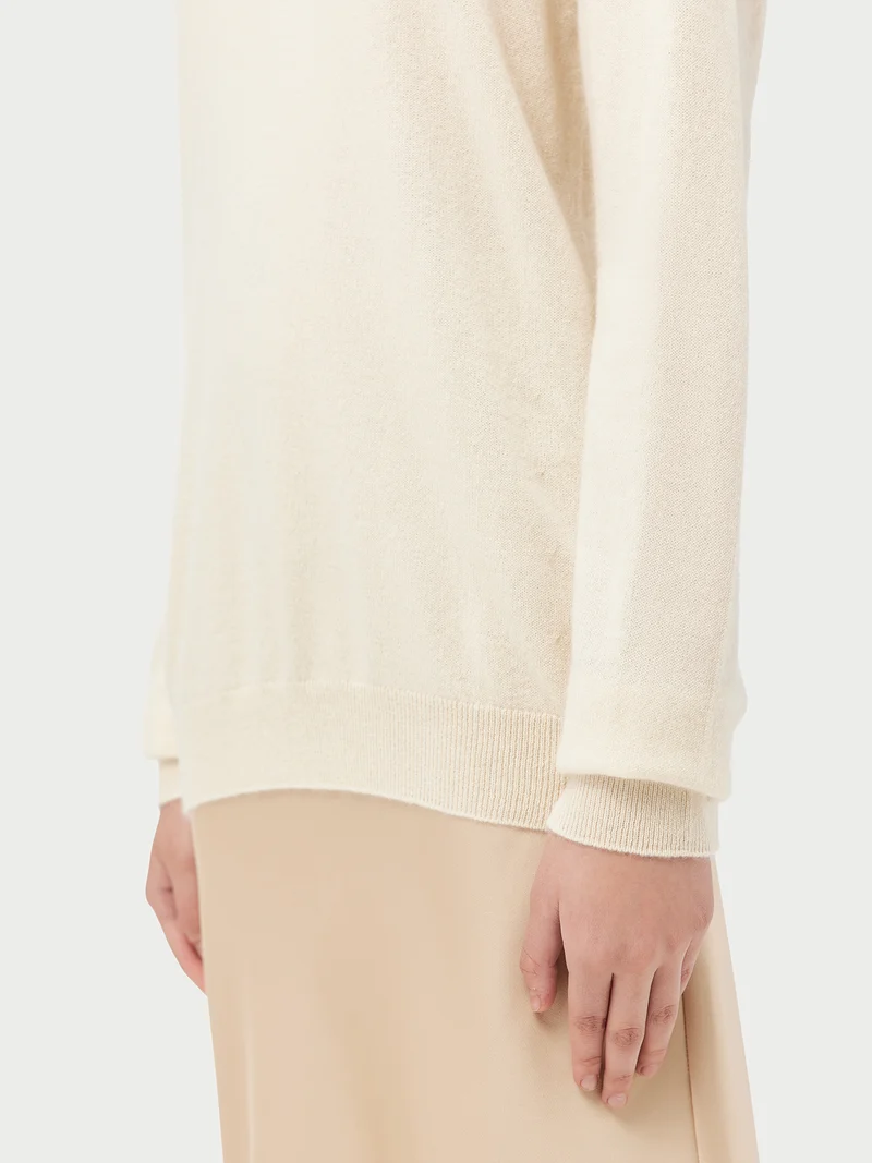 Naturfarbener Basic R-Ausschnitt Kaschmirpullover