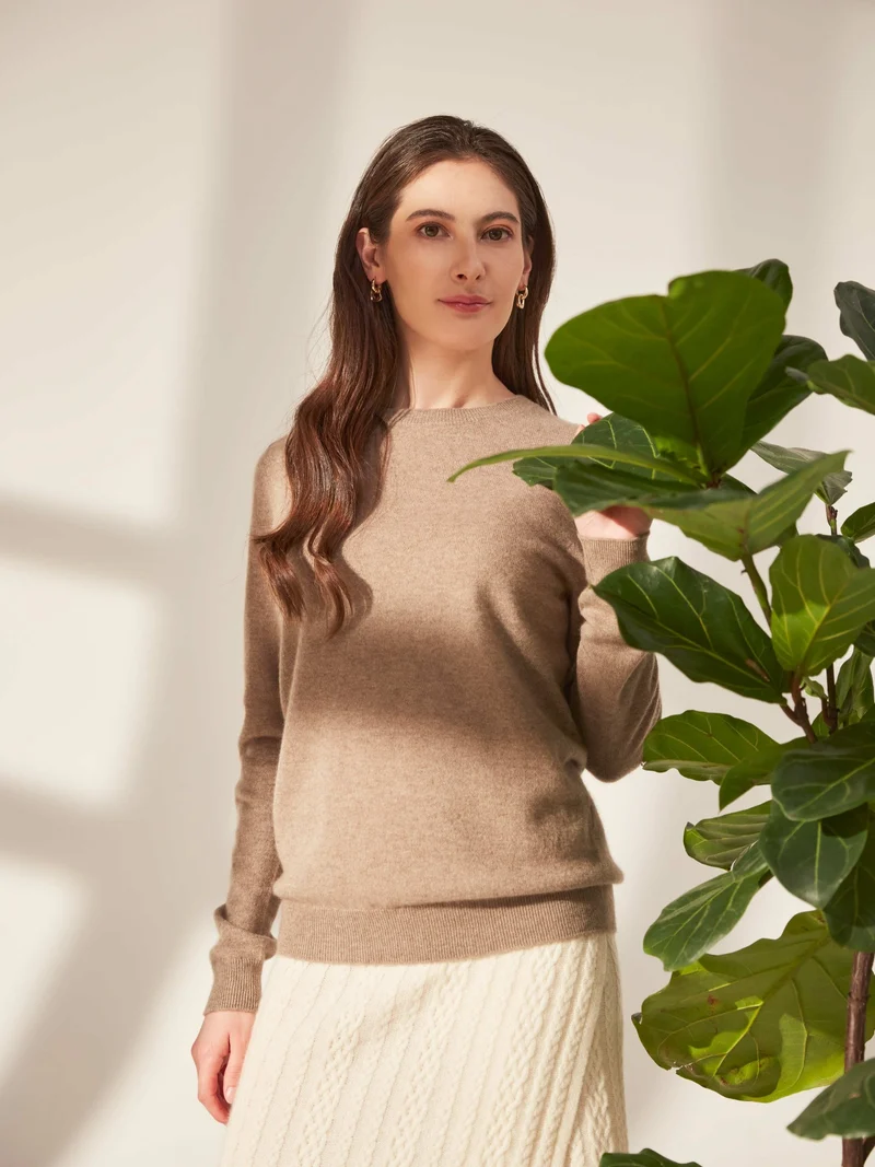 Naturfarbener Basic R-Ausschnitt Kaschmirpullover