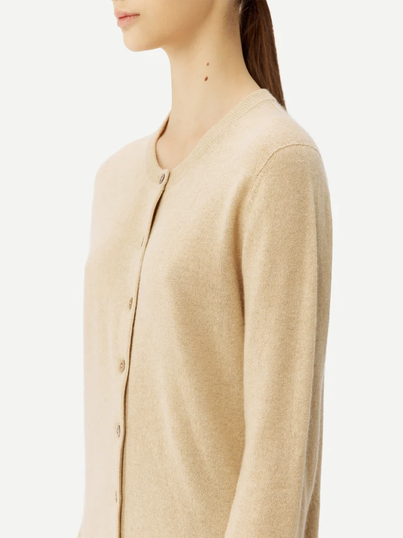 Naturfarbene R-Ausschnitt Kaschmirstrickjacke
