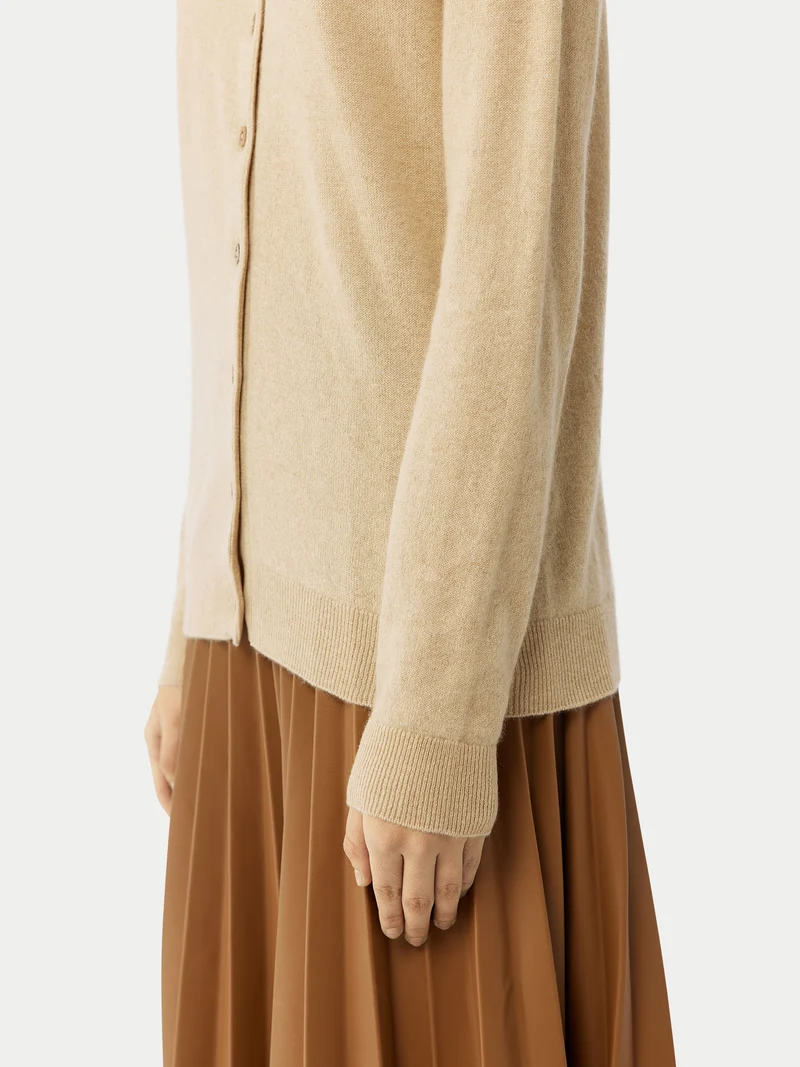 Naturfarbene R-Ausschnitt Kaschmirstrickjacke