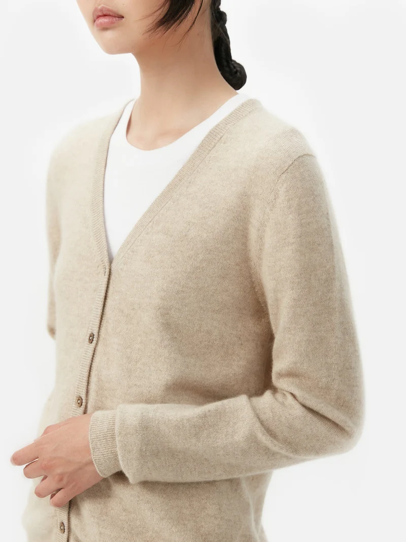 Naturfarbene V-Ausschnitt Kaschmirstrickjacke