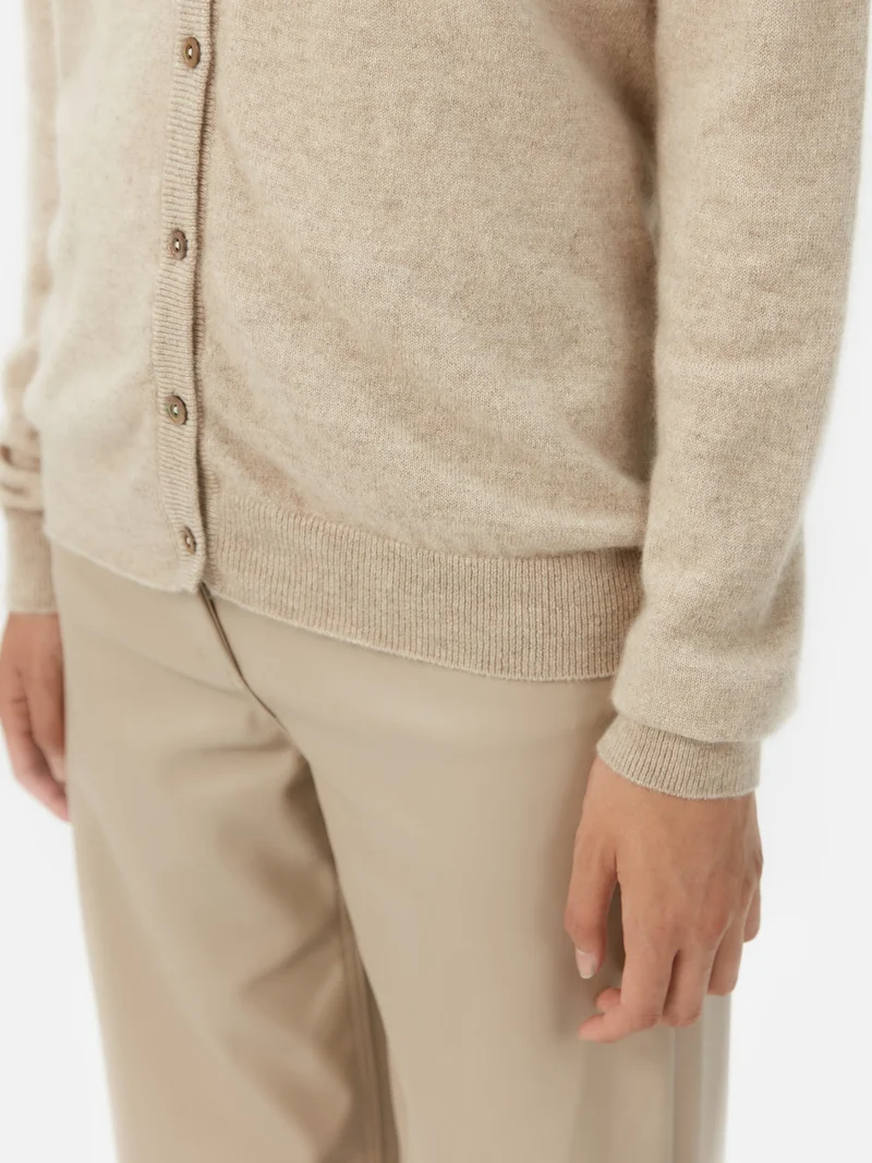 Naturfarbene V-Ausschnitt Kaschmirstrickjacke