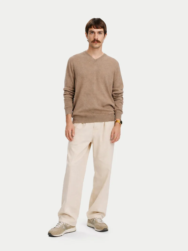 Naturfarbener Basic Kaschmirpullover mit V-Ausschnitt