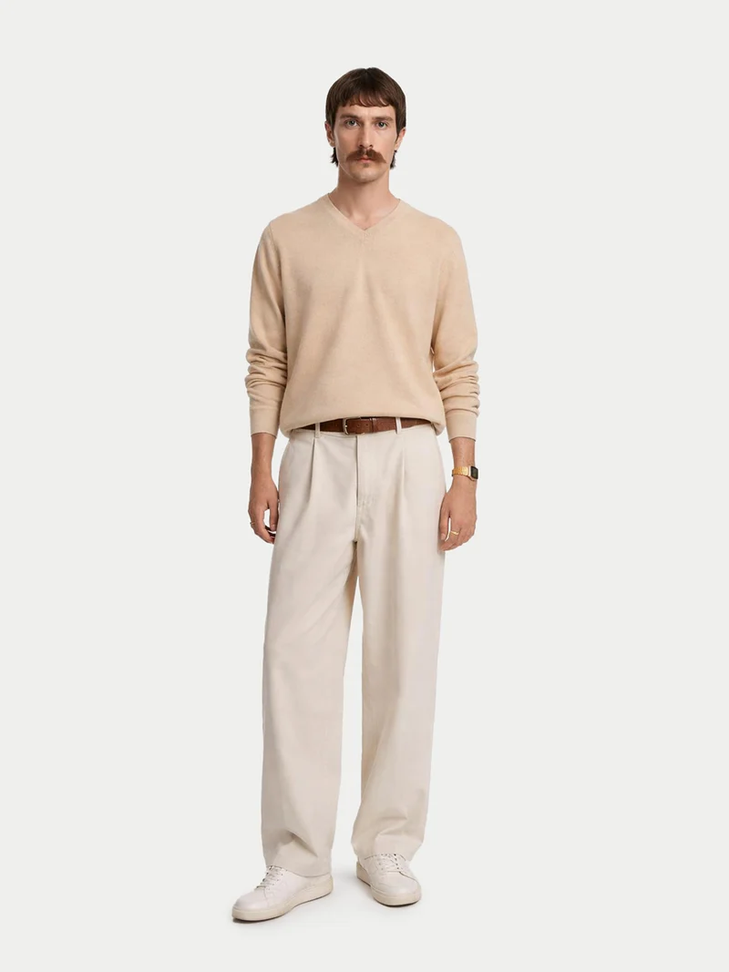 Naturfarbener Basic Kaschmirpullover mit V-Ausschnitt