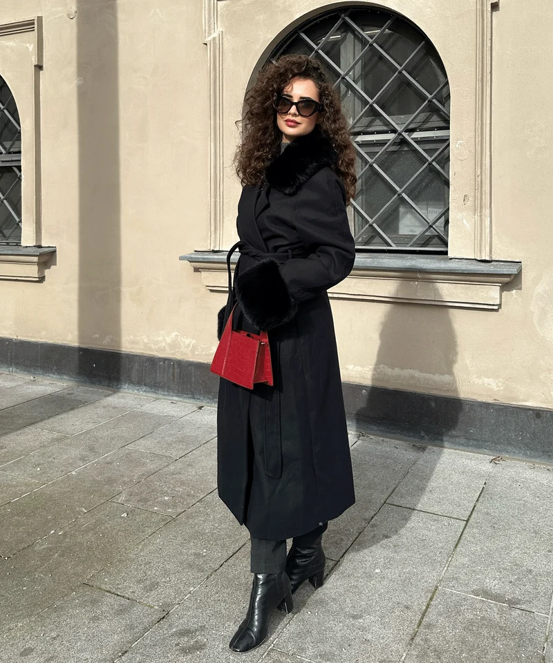 Mantel Jolie mit Felldetails Schwarz