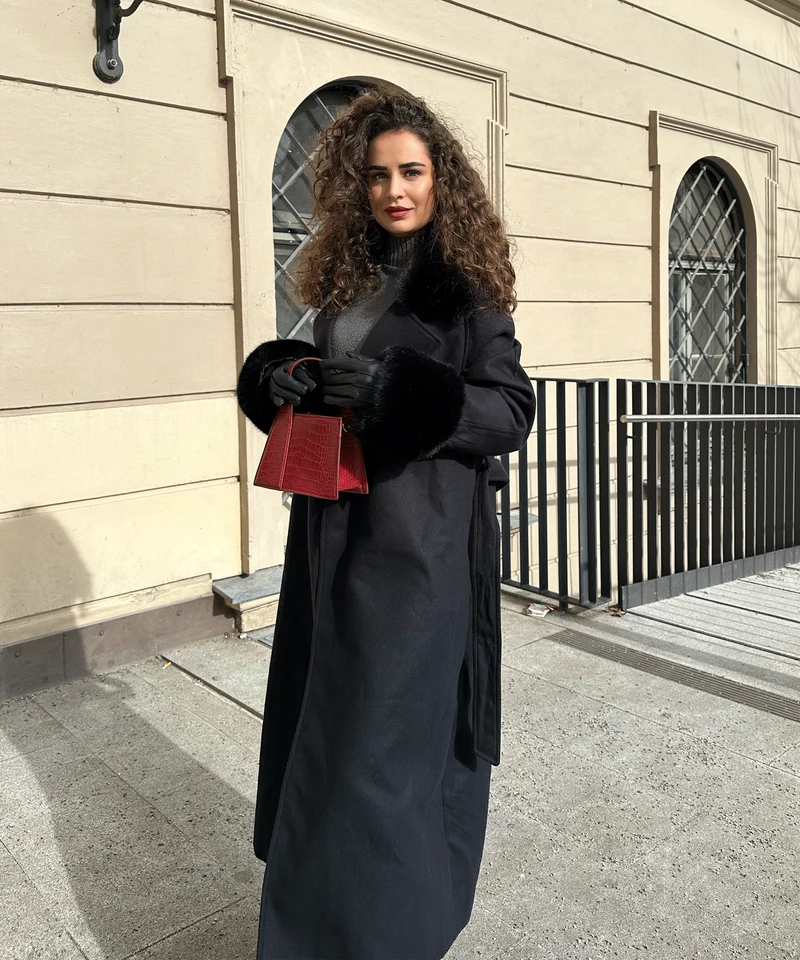 Mantel Jolie mit Felldetails Schwarz